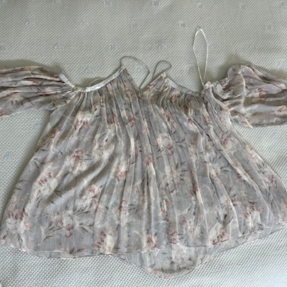 New w/tags Zimmermann Cold Shoulder Silk Top Flower Print in designer size 2. - Picture 3 of 4